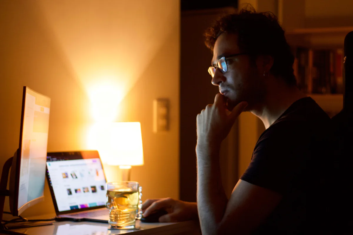 Pessoa organizando post-its com ideias de nicho de negócio numa mesa