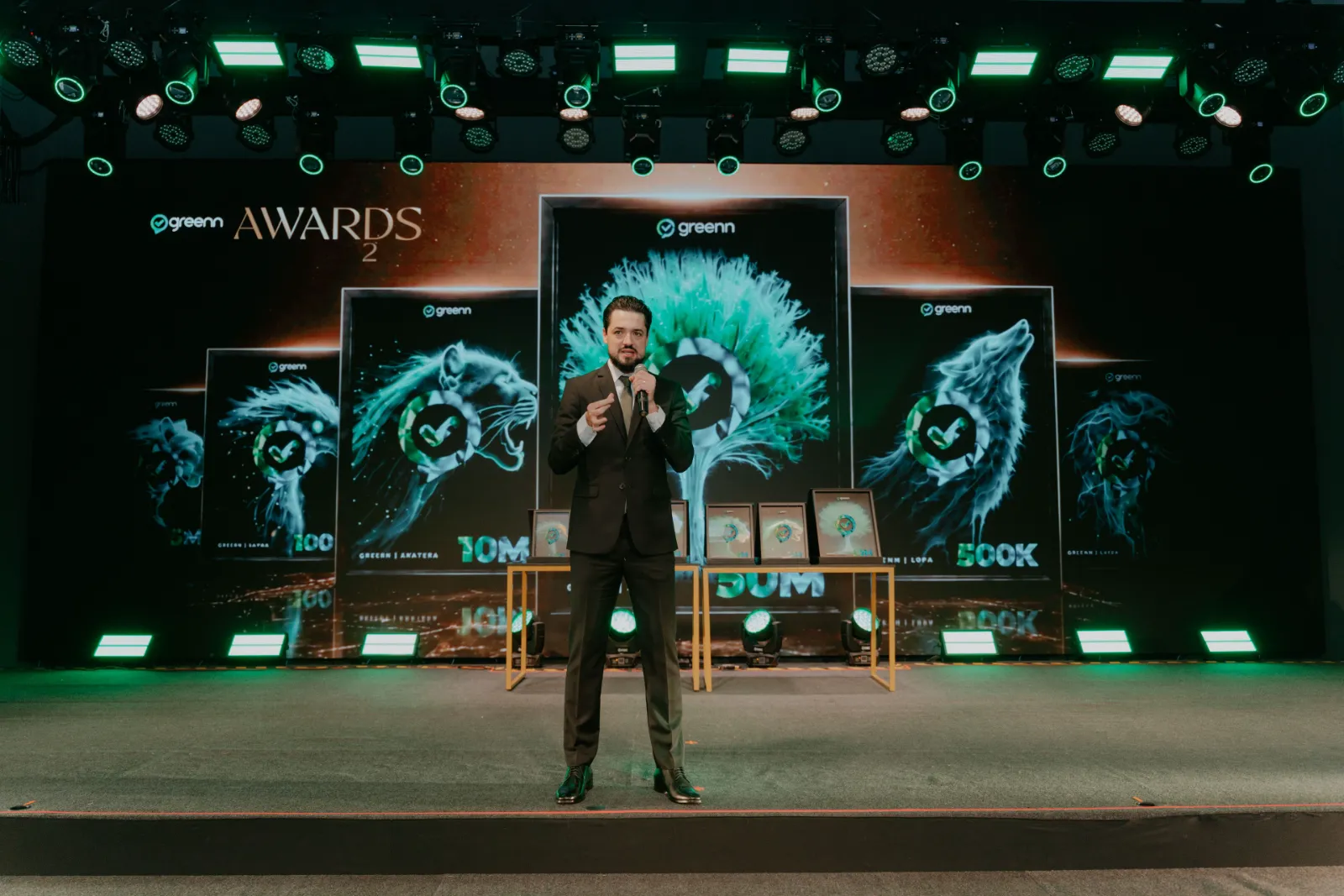 Rafael Wisch no palco com as placas TechNature